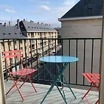 90m2 Lumineux, Centre, Vue Eglise Penchee アパート