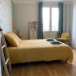 90m2 Lumineux, Centre, Vue église Penchée Apartamento