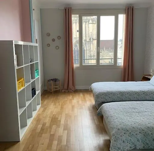 90m2 Lumineux, Centre, Vue Eglise Penchee Apartament *