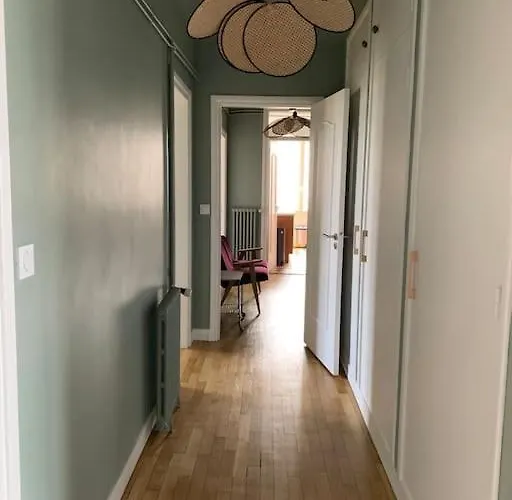 90m2 Lumineux, Centre, Vue Eglise Penchee Apartment *