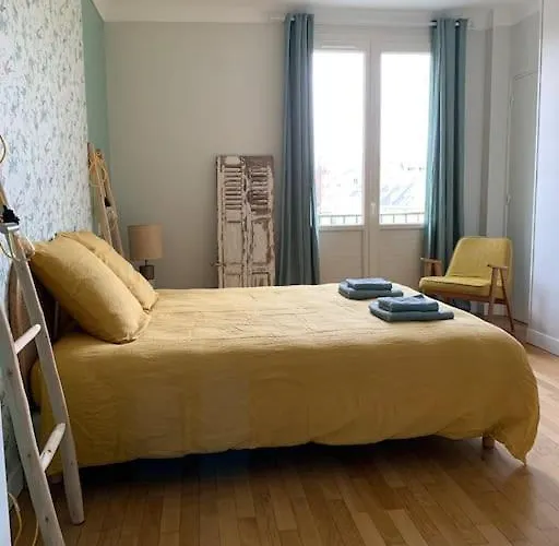 90m2 Lumineux, Centre, Vue Eglise Penchee Apartment